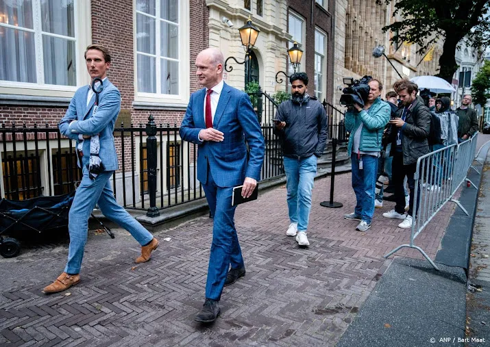 segers wil dat vvd en d66 de formatiestukken met de kamer delen