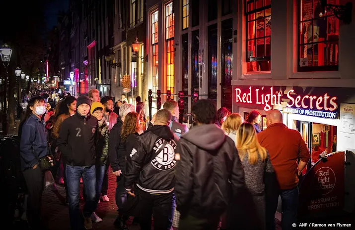 sekswerkers demonstreren tegen vroegere sluitingstijden wallen