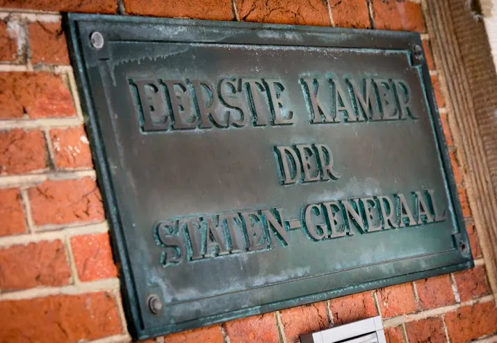 senaat bekijkt schrappen benoemen burgemeester