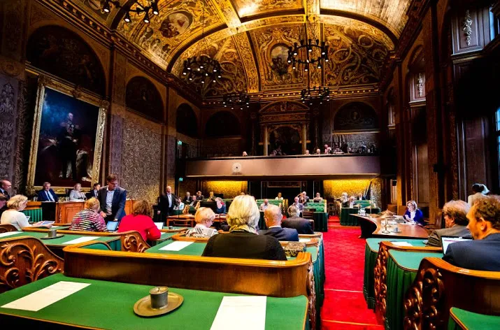 senaat stemt voor beperkt boerkaverbod
