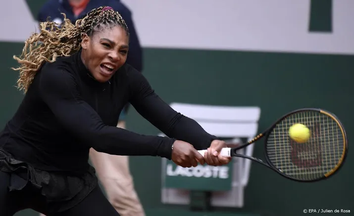 serena williams trekt zich in parijs terug voor tweede ronde