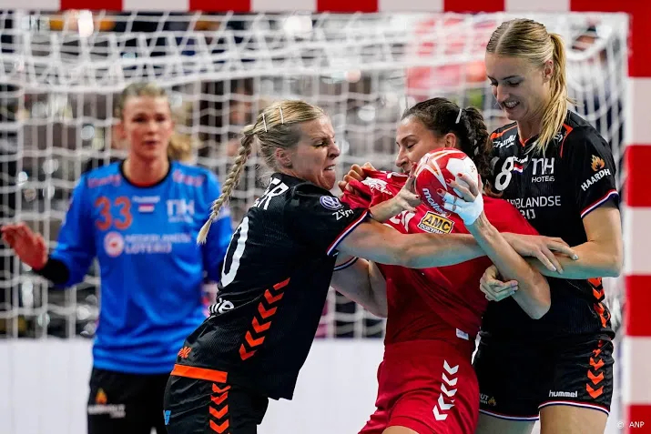 servie helpt handbalsters met winst op wk