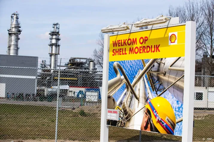 shell naar rechter om vakbondsacties moerdijk