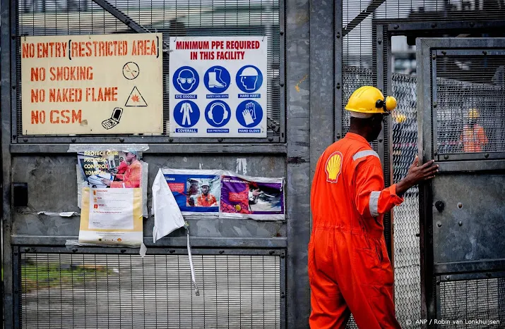 shell zette nigeria onder druk om olieveld