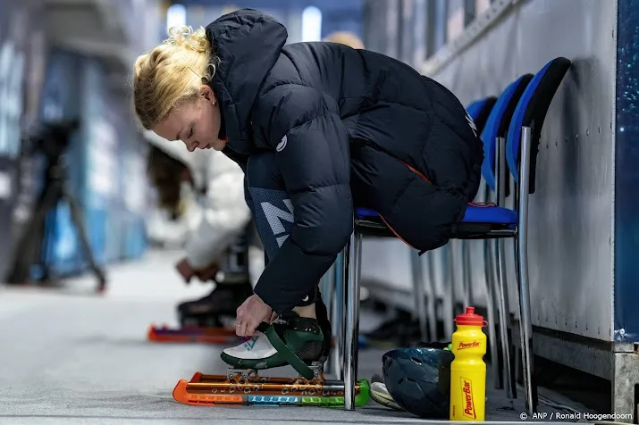 shorttrackster velzeboer na valse start al klaar op 500 meter ek