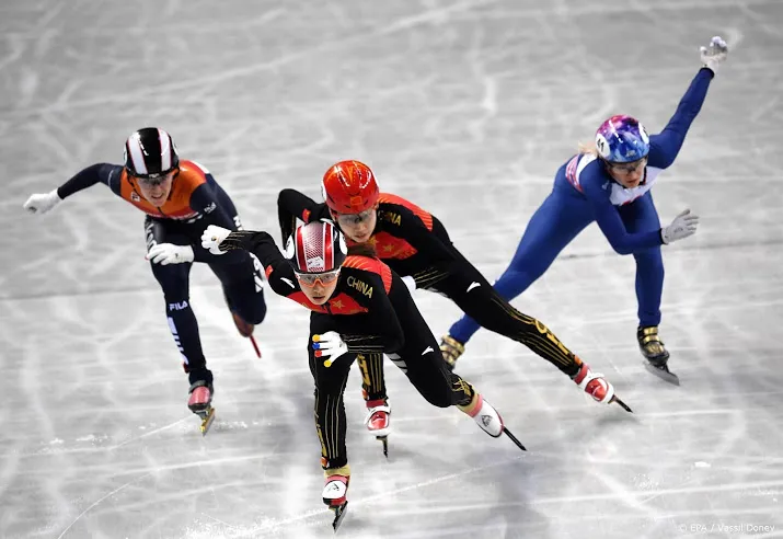 shorttracksters na val schulting naast podium