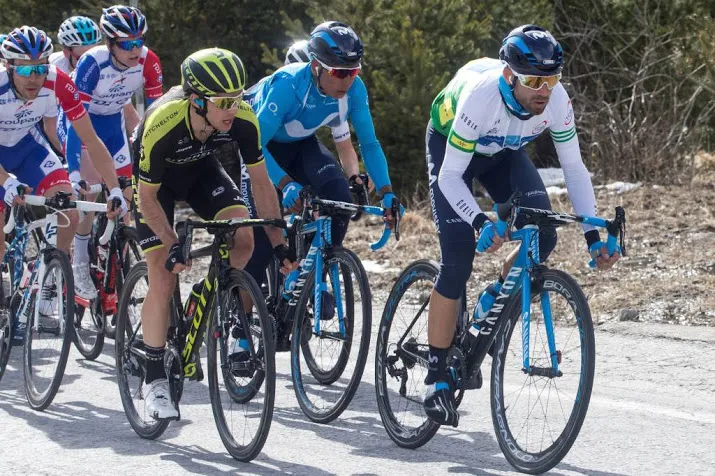 simon yates grijpt zege in barcelona