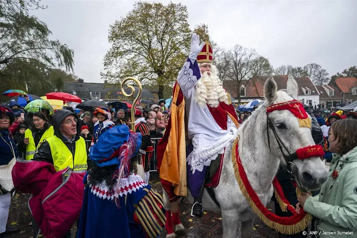 sinterklaas het land door naar kinderen in azcs