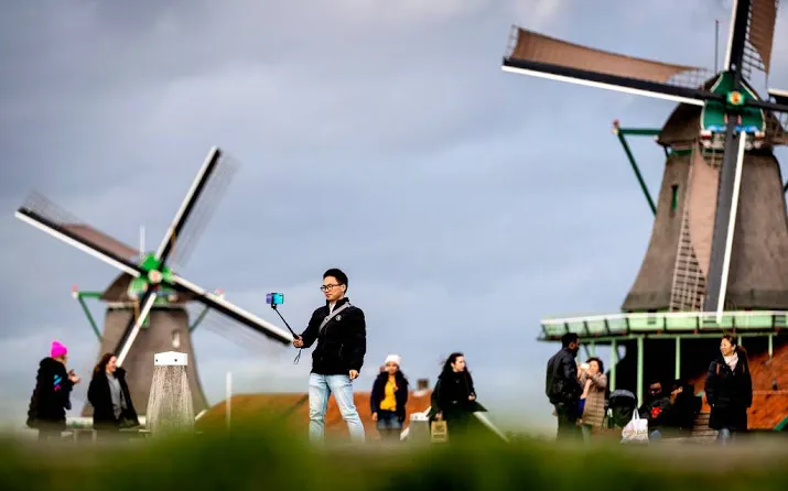sinterklaas verwelkomd door demonstranten