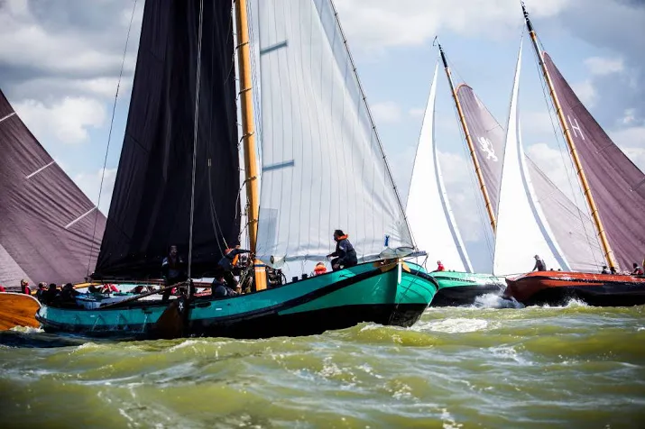 skutsjes zetten alle zeilen bij voor finale