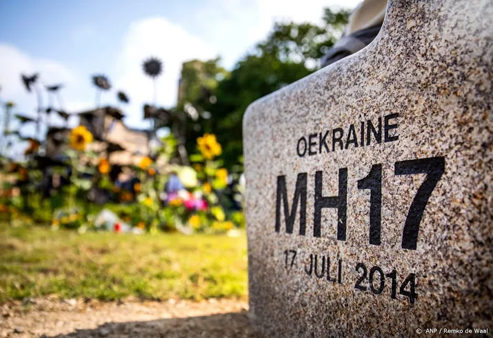 slachtoffers mh17 herdacht bij monument