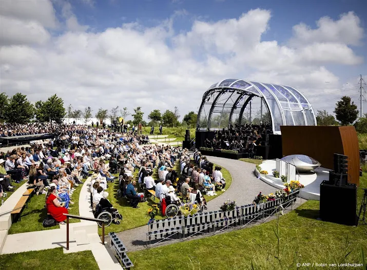 slachtoffers van mh17 vliegramp herdacht in park vijfhuizen