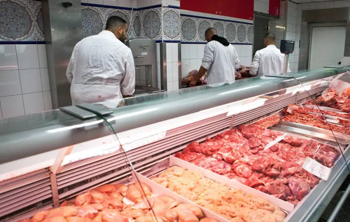 slagers gaan handen wassen in werktijd