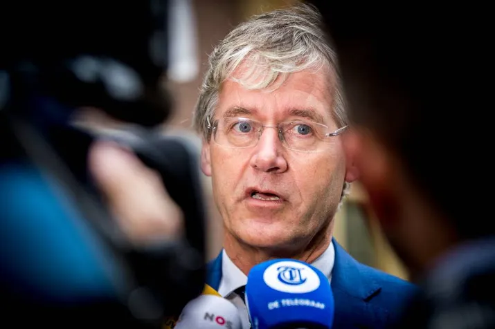 slob moet besluit over examens terugdraaien
