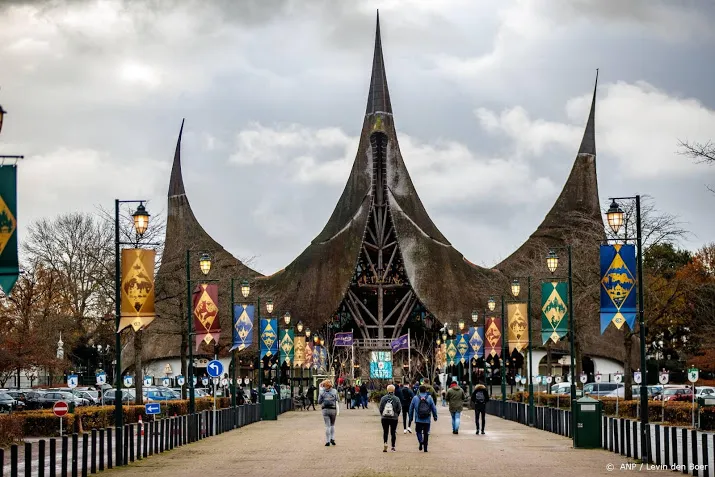 sluiting attractieparken zorgt voor stijging coronabesmettingen