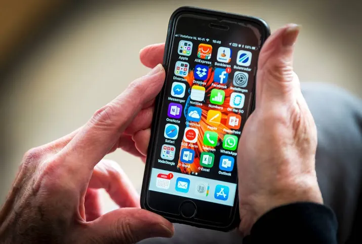smartphone overvleugelt tablet