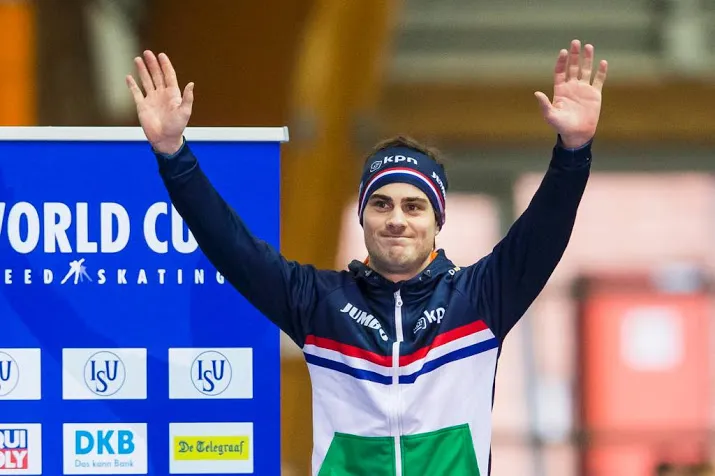 smeekens draagt vlag bij opening spelen