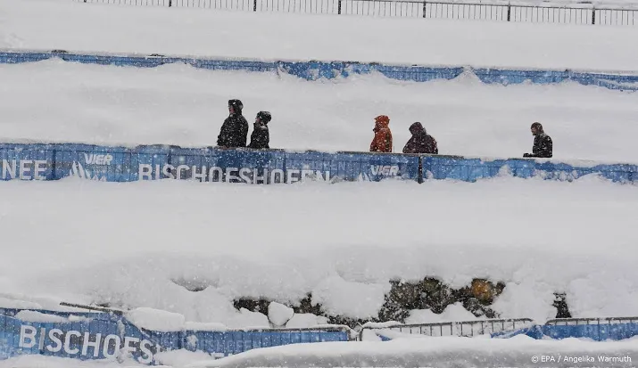 sneeuw hindert skispringers in bischofshofen