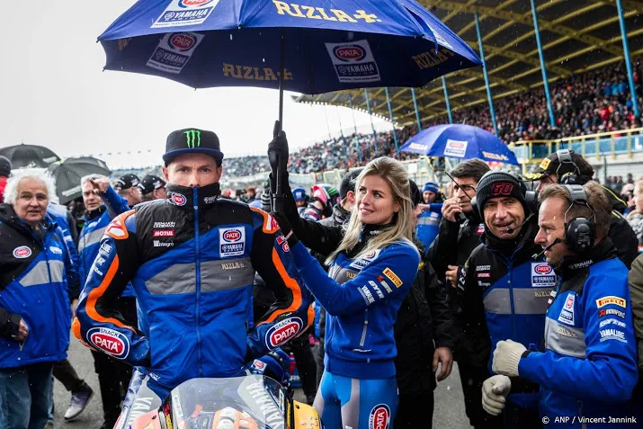 sneeuw houdt van der mark aan de kant op assen