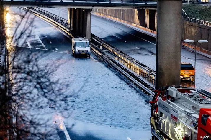sneeuw op wegen ondanks strooien miljoenen kilos zout