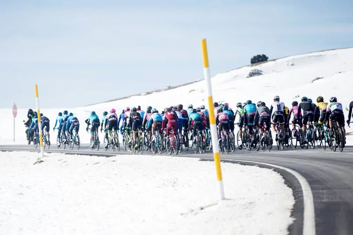 sneeuw plaagt ronde van catalonie