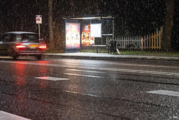 sneeuw zorgt voor langzaam rijdend verkeer in het land
