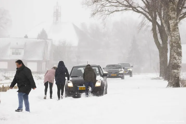 sneeuwduinen van bijna een meter hoog in de achterhoek