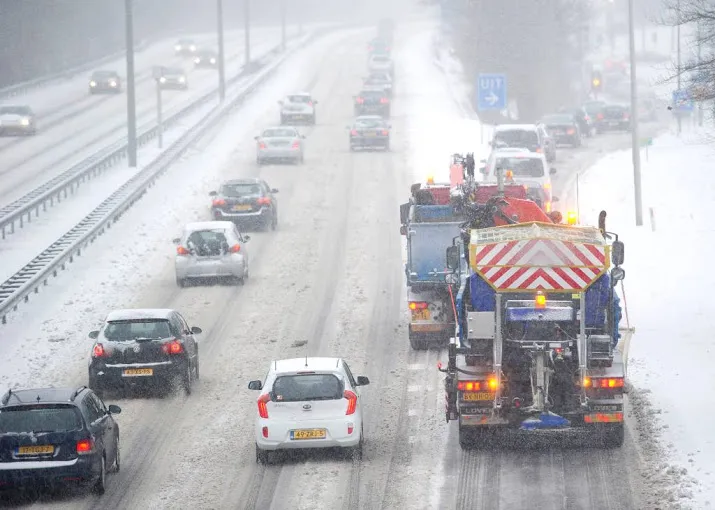 sneeuwschuivers en strooiwagens paraat