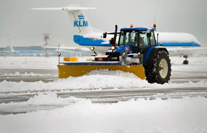 sneeuwschuivers houden schiphol open