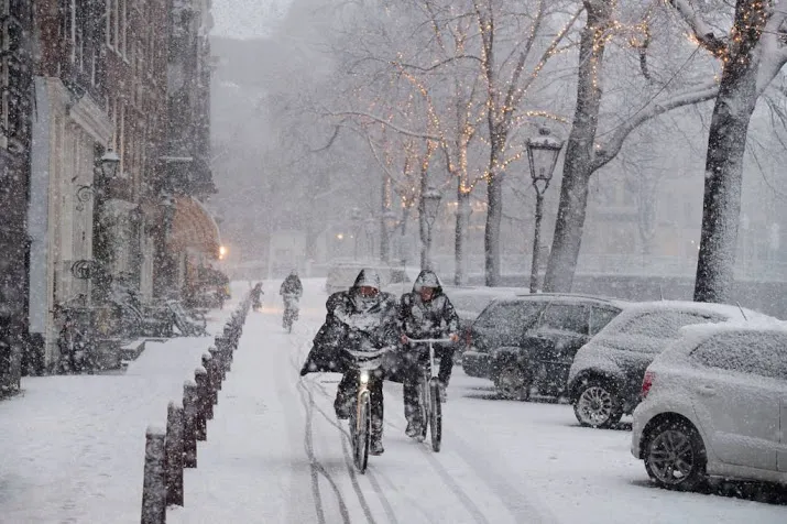sneeuwstorm kluistert nederland aan buis