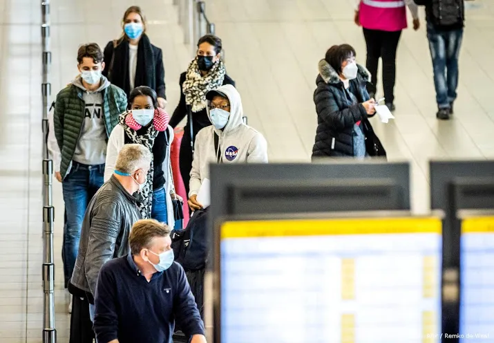 sneltest wordt verplicht voor reizigers uit vk en zuid afrika