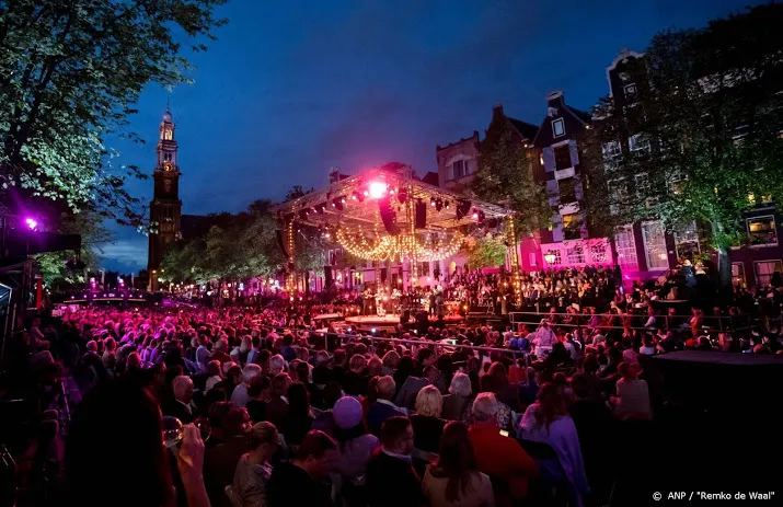 sober prinsengrachtconcert in binnentuin van hotel