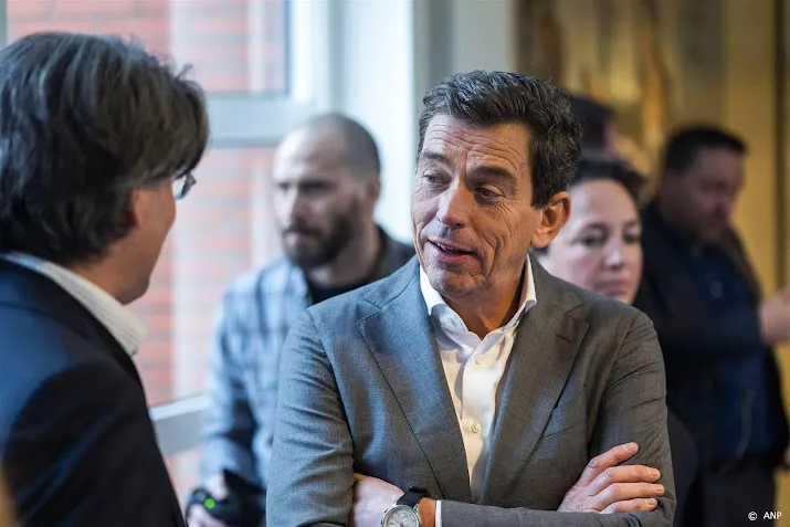 sondag blijft half jaar langer aan als interim topman schiphol