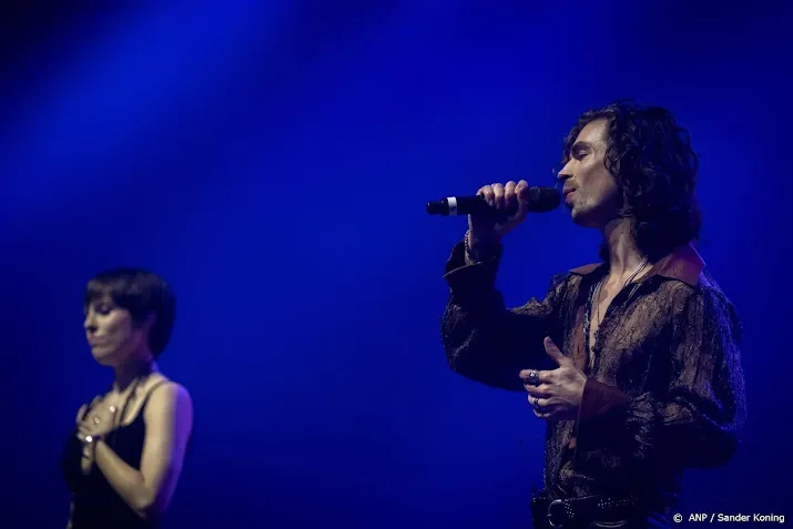 songfestivalduo vliegt na turbulente voorbereiding naar liverpool