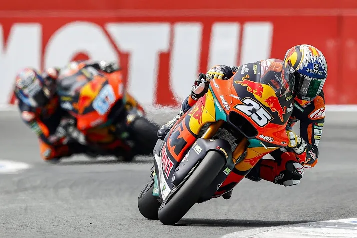 spaanse motorcoureur fernandez wint met handbreuk gp van aragon