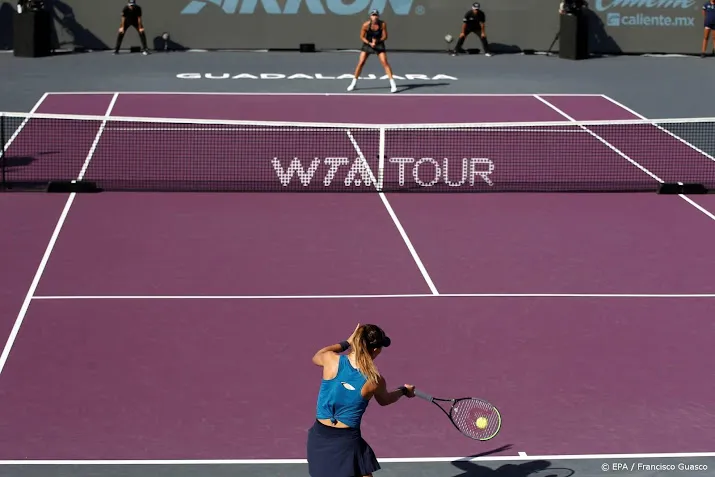 spaanse tennissters met badosa en muguruza tegen oranje