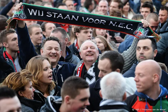 spandoek nec fans met woord zwart geweigerd