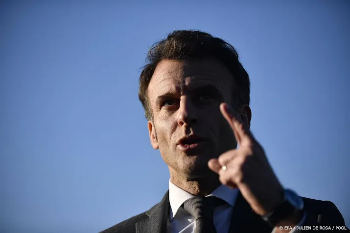 spandoeken tegen macron glipten door strenge beveiliging