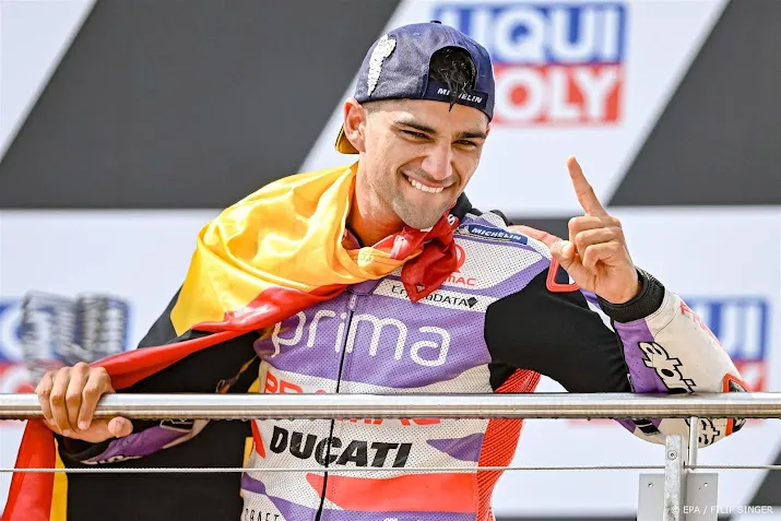 spanjaard martin blijft in motogp leider bagnaia nipt voor