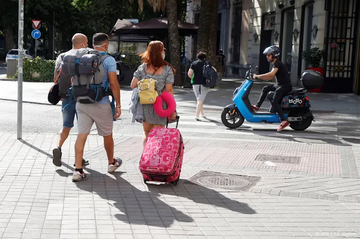 spanjaarden weer aan het werk na terugkeer toeristen