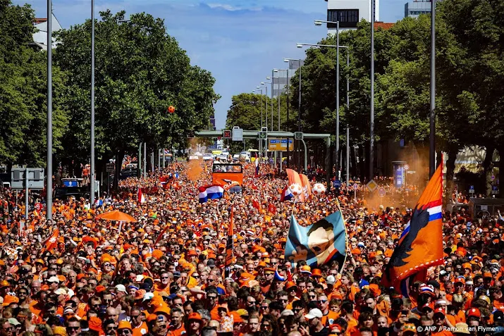 speciale mars voor supporters van oranje voor achtste finale ek