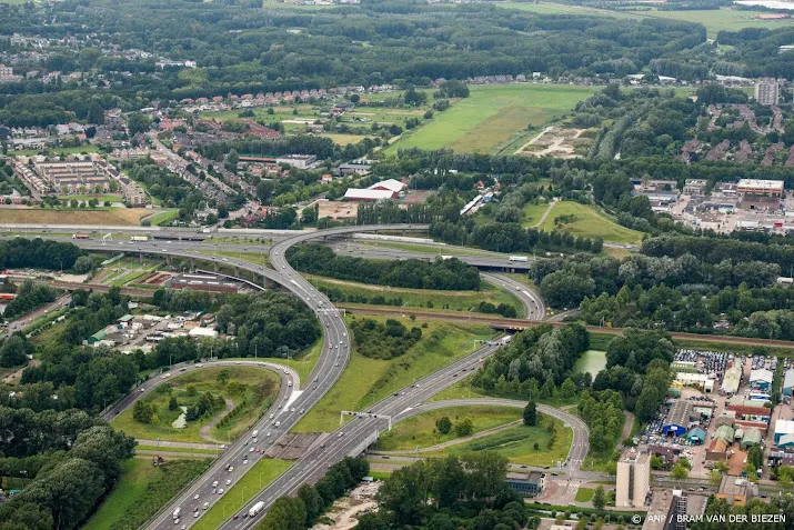 speciale strook voor trucks en bussen verdwijnt van knooppunt a16