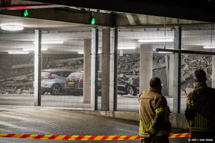 specialistisch team betreedt ingestorte parkeergarage nieuwegein