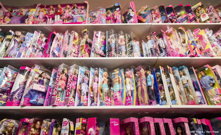 speelgoedfabrikant mattel verkoopt meer barbie poppen