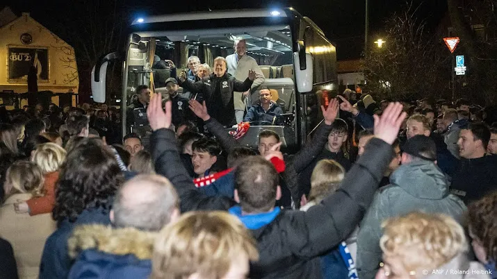 spelers als helden onthaald in spakenburg na winst tegen utrecht