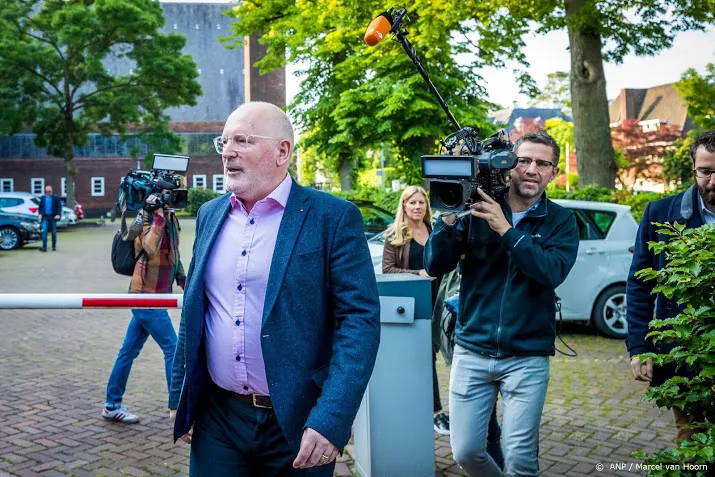 spitzenkandidat timmermans stemt in heerlen