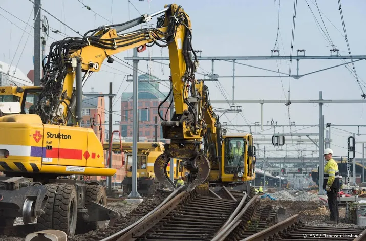 spoorcontracten zorgen voor verlies strukton moeder oranjewoud