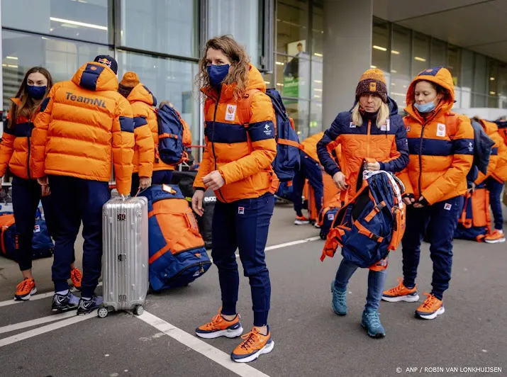 sporters wachten op schiphol in lounge voor vertrek naar beijing