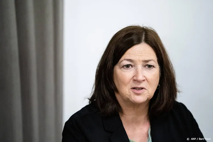 sportminister helder ontmoet minister van arbeid van qatar