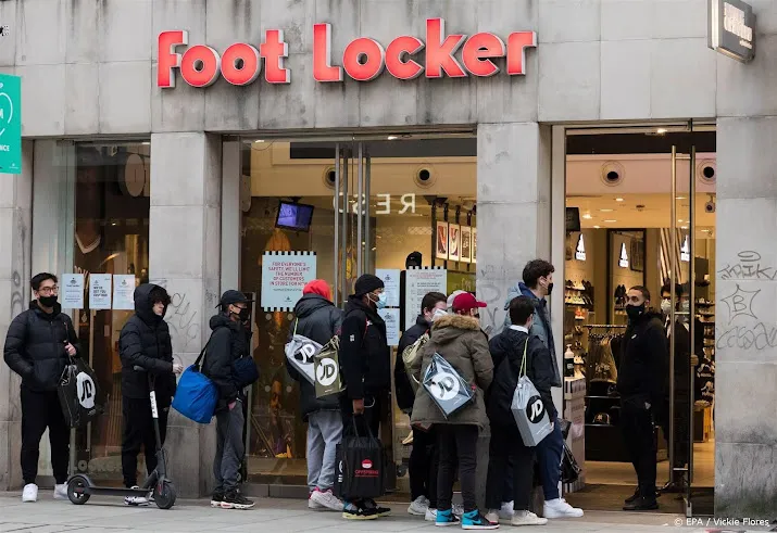 sportschoenenverkoper foot locker negatiever gestemd